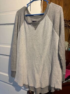 American Eagle Outfitters Two-Tone Light Gray & Heather Gray Raglan Sweatshirt